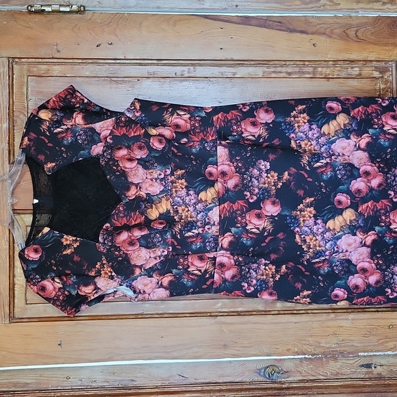 Women Dress - Picture 2 of 7